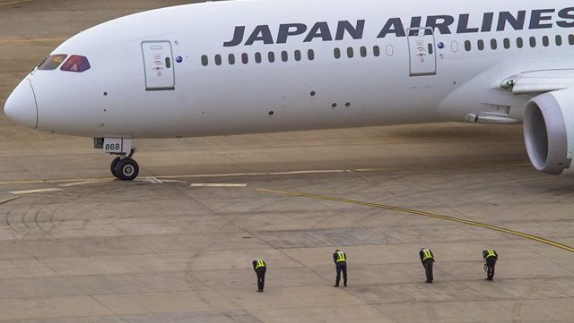 ▲▼日本地勤鞠躬揮手。（圖／翻攝臉書Sydney Airport、Darren Howie）