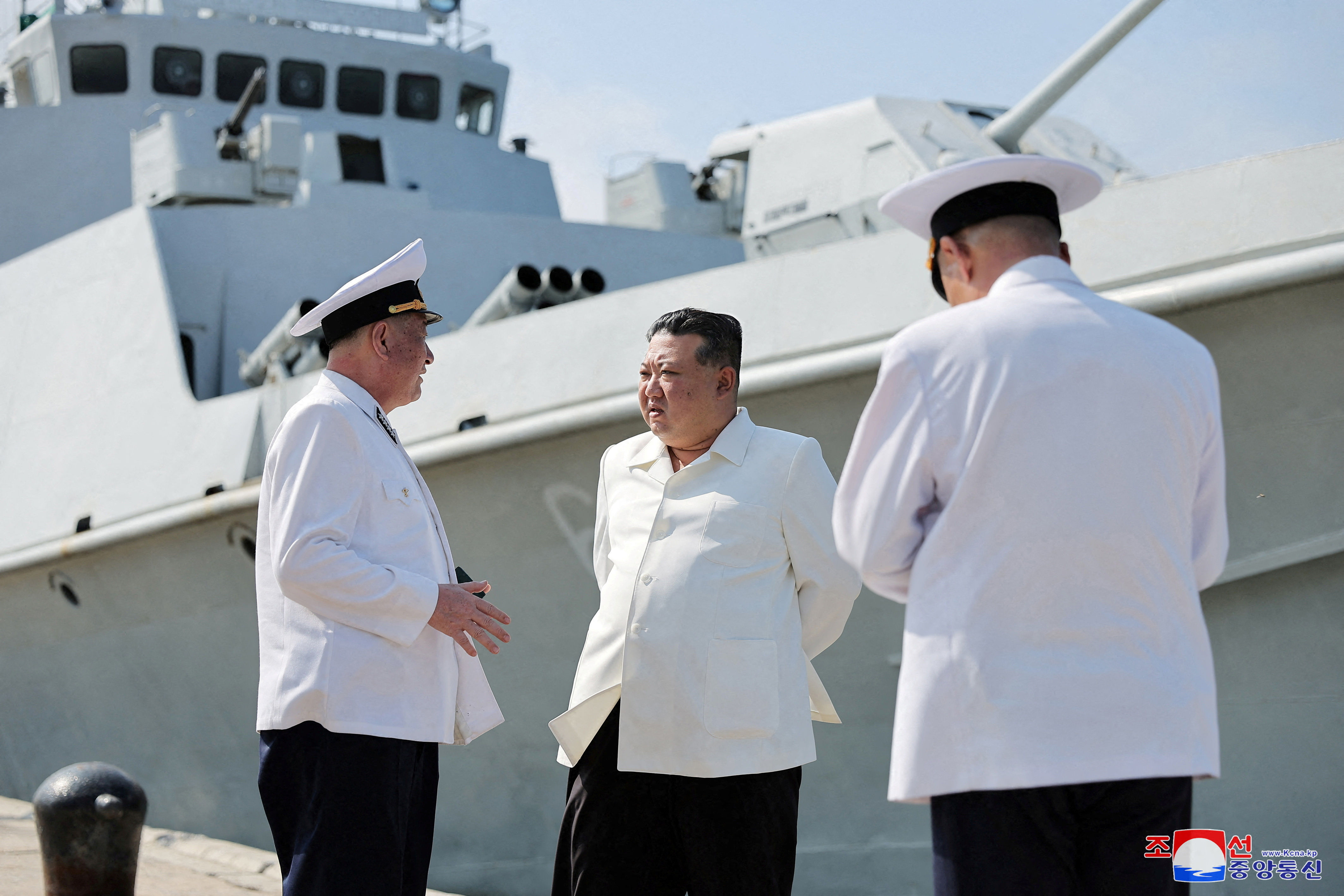 ▲▼北韓領導人金正恩登軍艦校閱飛彈試射。（圖／路透）