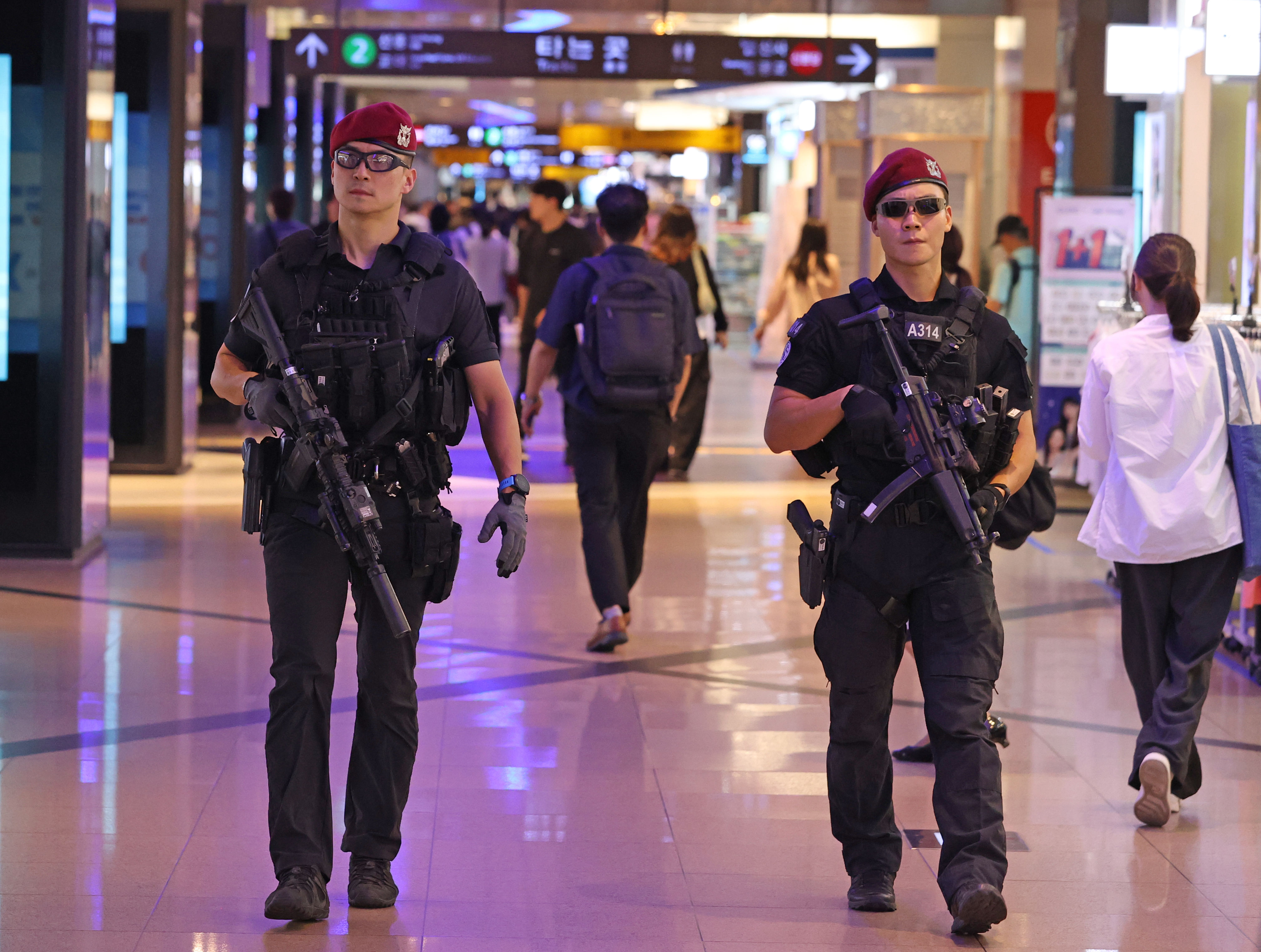 ▲▼警方出動特攻隊在首爾地鐵江南站巡邏。（圖／達志影像／newscom）