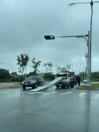 ▲▼金門李姓男子開小貨車載鐵浪板，因沒固定好導致鐵浪板滑落車前，倒插擋風玻璃。（圖／民眾提供）