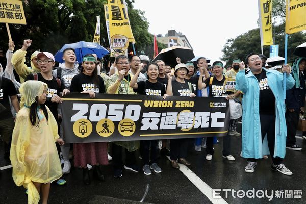 ▲▼時代力量王婉諭出席行人零死亡推動聯盟於凱道舉辦還路於民大遊行。（圖／記者李毓康攝）