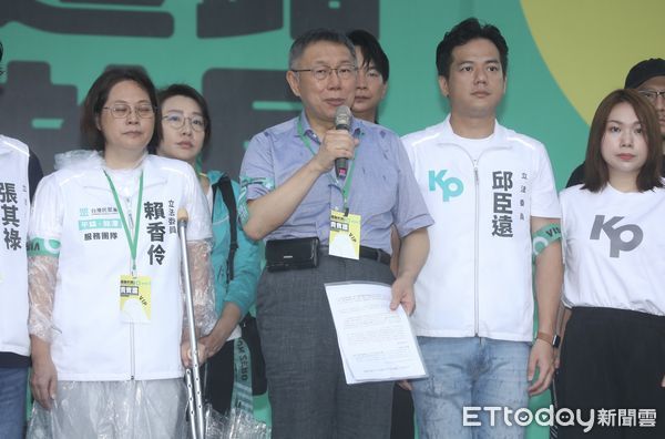 ▲▼台灣民眾黨黨主席柯文哲出席行人零死亡推動聯盟於凱道舉辦還路於民大遊行。（圖／記者李毓康攝）