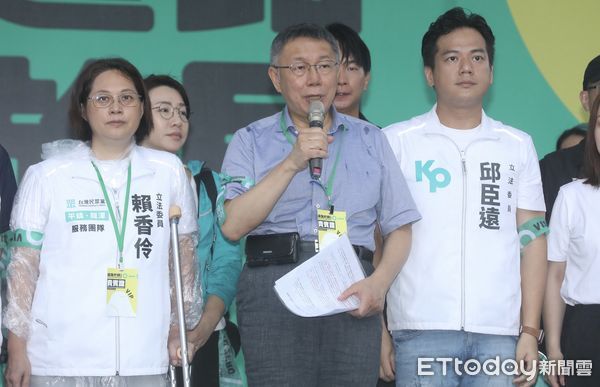 ▲▼台灣民眾黨黨主席柯文哲出席行人零死亡推動聯盟於凱道舉辦還路於民大遊行。（圖／記者李毓康攝）