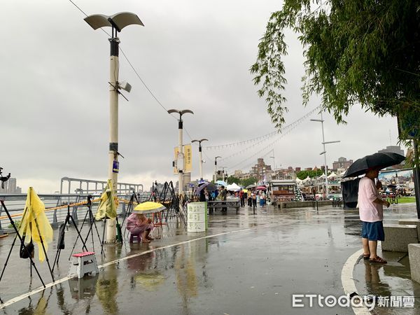 ▲今（20日）大稻埕夏日節最後一天，晚間8:35將施放480秒高空煙火，下午不到兩點下暴雨，仍有民眾不畏風雨前來卡位。（圖／記者彭懷玉攝）