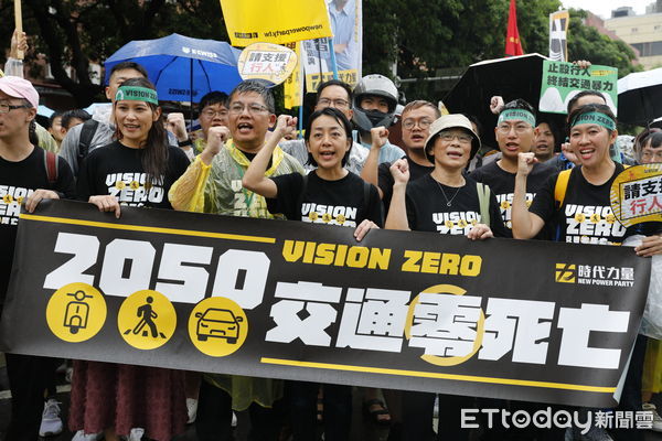 ▲▼0820凱道「還路於民」大遊行在大雨中展開，四組有意問鼎總統大位的候選人賴清德、郭台銘、柯文哲及侯友宜都出席活動。（圖／記者湯興漢攝）