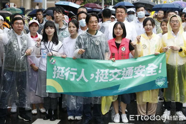 ▲▼0820凱道「還路於民」大遊行在大雨中展開，四組有意問鼎總統大位的候選人賴清德、郭台銘、柯文哲及侯友宜都出席活動。（圖／記者湯興漢攝）