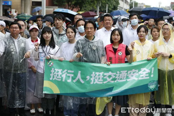 ▲▼0820凱道「還路於民」大遊行在大雨中展開，四組有意問鼎總統大位的候選人賴清德、郭台銘、柯文哲及侯友宜都出席活動。（圖／記者湯興漢攝）