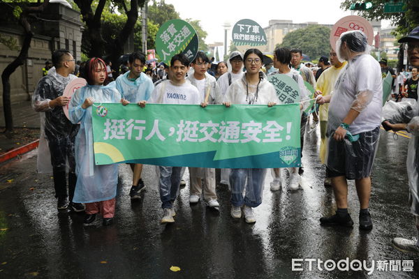 ▲▼0820凱道「還路於民」大遊行在大雨中展開，四組有意問鼎總統大位的候選人賴清德、郭台銘、柯文哲及侯友宜都出席活動。（圖／記者湯興漢攝）