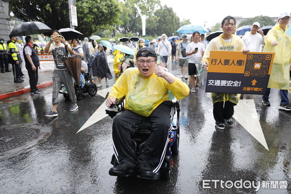 ▲▼0820凱道「還路於民」大遊行在大雨中展開，四組有意問鼎總統大位的候選人賴清德、郭台銘、柯文哲及侯友宜都出席活動。（圖／記者湯興漢攝）