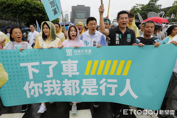 ▲▼0820凱道「還路於民」大遊行在大雨中展開，四組有意問鼎總統大位的候選人賴清德、郭台銘、柯文哲及侯友宜都出席活動。（圖／記者湯興漢攝）