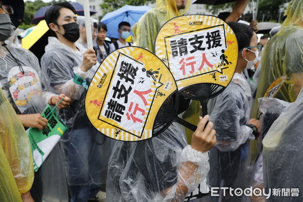 ▲▼0820凱道「還路於民」大遊行在大雨中展開，四組有意問鼎總統大位的候選人賴清德、郭台銘、柯文哲及侯友宜都出席活動。（圖／記者湯興漢攝）