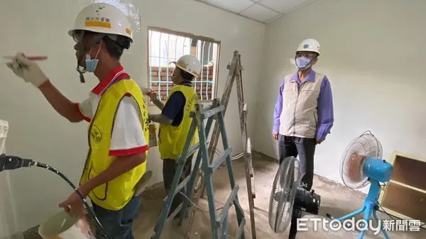 ▲台南市勞工局「做工行善團」，假日再度啟航為弱勢族群修屋，油漆工會志工接棒，前往官田區官田里進行修繕，鋁製品工會前往南區安裝紗窗門。（圖／記者林東良翻攝，下同）