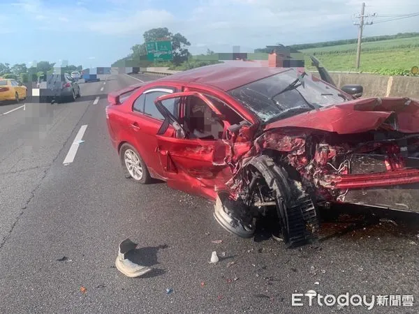 ▲▼台南國道1號北上車禍　轎車突衝護欄「撞爛半毀」2人受傷。（圖／記者林東良翻攝）