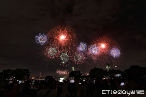 ▲▼「2023大稻埕夏日節」8/20壓軸場480秒煙火。（圖／記者周宸亘攝）