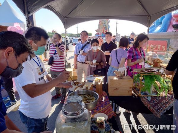 ▲台南正統鹿耳門聖母廟與台南市政府舉辦，「戀在鹿耳門‧月老牽良緣」聯誼活動，20日在台南土城聖母廟登，由月老星君牽良緣進行360人浪漫約會。（圖／記者林東良翻攝，下同）