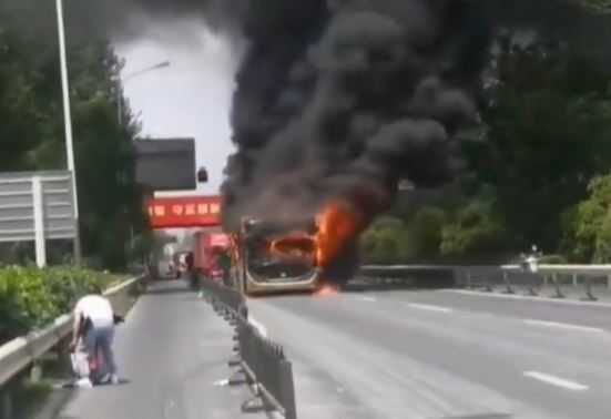 南京公車起火2死5傷　疑似乘客鋰電池電瓶自燃惹禍