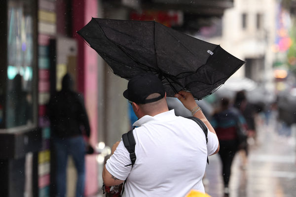 ▲美國加州已出現大風和雨勢。（圖／路透）