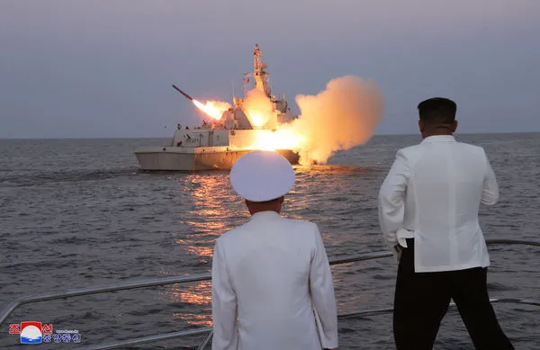 ▲▼北韓領導人金正恩登軍艦校閱飛彈試射。（圖／路透）