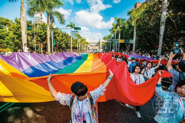 台灣同性婚姻2019年5月24日起上路，是亞洲第一個同婚合法國家，今年1月19日又擴大承認跨國同婚。