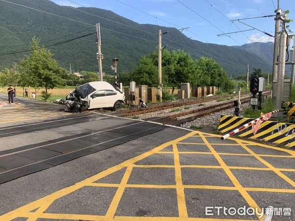 ▲白色轎車疑酒駕闖平交道，與太魯閣號發生碰撞。（圖／記者王兆麟翻攝，下同）