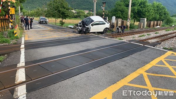 ▲白色轎車疑酒駕闖平交道，與太魯閣號發生碰撞。（圖／記者王兆麟翻攝，下同）