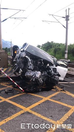 ▲▼太魯閣撞上侵入平交道的轎車。（圖／讀者提供）