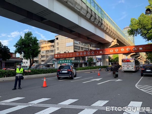 ▲▼男子喝通宵酒駕見警自撞安全島翻車，男女四肢擦挫傷，酒測值0.49。（圖／民眾提供，下同）