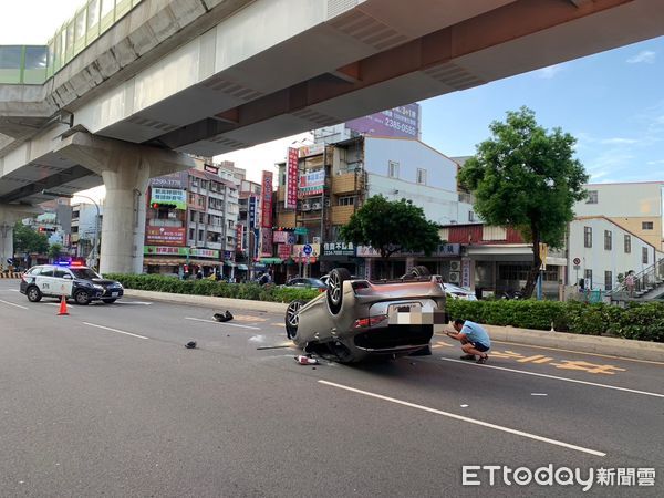 ▲▼男子喝通宵酒駕見警自撞安全島翻車，男女四肢擦挫傷，酒測值0.49。（圖／民眾提供，下同）