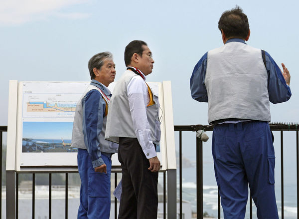 ▲▼ 日本首相岸田文雄20日到訪福島第一核電廠，在排放核廢水以前視察相關設施。（圖／路透）