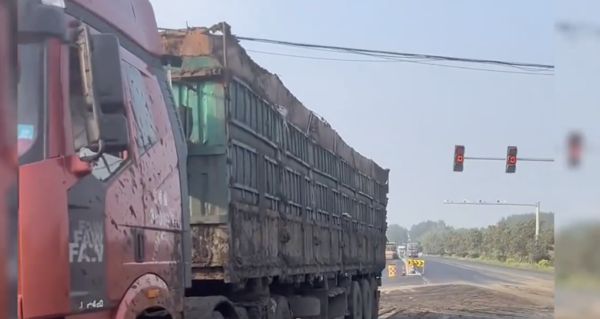 ▲▼「運糞卡車」追撞小轎車！整輛遭「便便洗禮」慘淪泡糞車。（圖／翻攝微博）