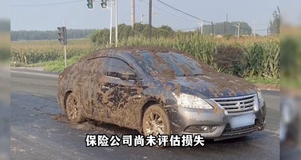 ▲▼「運糞卡車」追撞小轎車！整輛遭「便便洗禮」慘淪泡糞車。（圖／翻攝微博）