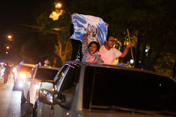▲▼ 瓜地馬拉種子黨候選人阿雷巴洛（Bernardo Arévalo）贏得總統決選。圖為阿雷巴洛支持者。（圖／路透）