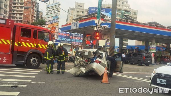 ▲▼開著賓士車的女子先連續撞上2輛車，事後驚嚇直說完全不知怎麼發生的。（圖／民眾提供，下同）