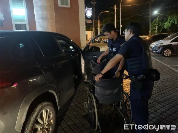 ▲東港警分局東港派出所所長黃奕鳴、警員莊富傑助蘇男返家            。（圖／記者陳崑福翻攝）