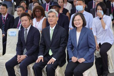 蔡英文說明環境部改制三大重點 親自介紹首任部長薛富盛