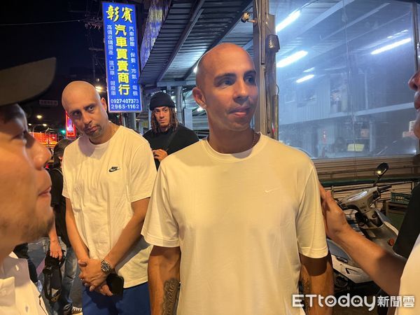 ▲波多黎各男籃總教練阿洛尤體驗台灣夜市。（圖／記者簡名杉攝）