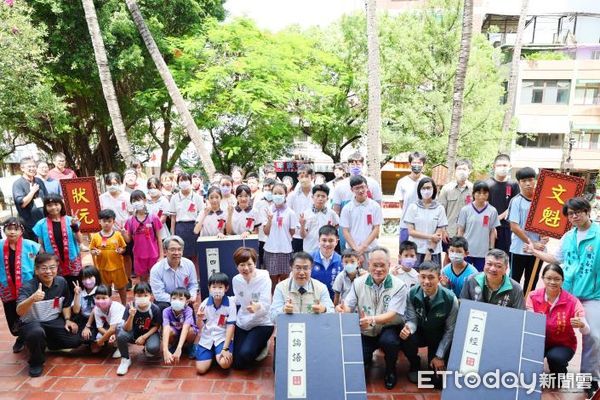 ▲七夕魁星爺誕辰，循古禮舉行「祭魁星」祭典儀式，由台南市長黃偉哲主祭，市議員陳怡珍、沈震東、蔡宗豪、各局處首長等到場與學子一同參與祭祀祈求魁星爺護佑。（圖／記者林東良翻攝，下同）