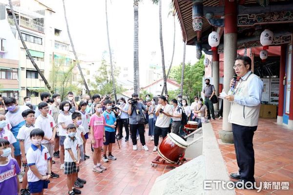 ▲七夕魁星爺誕辰，循古禮舉行「祭魁星」祭典儀式，由台南市長黃偉哲主祭，市議員陳怡珍、沈震東、蔡宗豪、各局處首長等到場與學子一同參與祭祀祈求魁星爺護佑。（圖／記者林東良翻攝，下同）