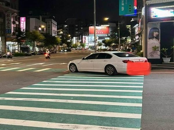 ▲彰化市有BMW名車停在路口1個多小時。（圖／民眾提供）