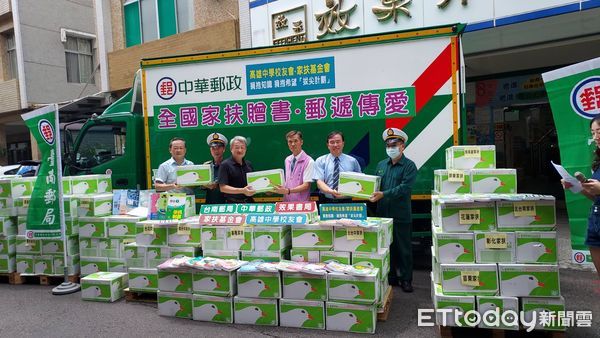 ▲全國家扶贈書郵遞傳愛，台南效果書局、郵局準備在開學前夕，將代表知識與希望的5115本各式升學參考書，運送到全國20個縣市家扶中心。（圖／記者林東良翻攝，下同）