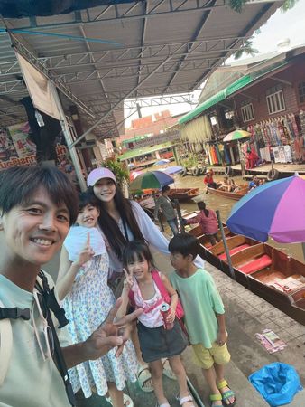 ▲阿翔全家人到泰國旅遊。（圖／時代創藝提供）