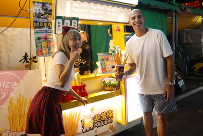 波多黎各男籃台灣夜市行 帥哥皮內羅大玩撈金魚、打空氣槍