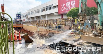 桃園八德瓦斯外洩！桃捷施工挖破管線釀禍　消防人員現場警戒