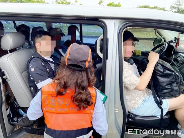 ▲屏東監理站會同屏東縣警方查獲白牌車叫客             。（圖／記者陳崑福翻攝）