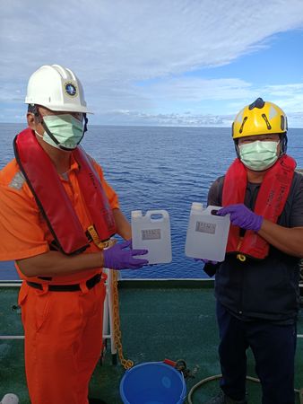 ▲▼海巡署「巡護九號」完成60天公海護漁工作之外，也身負監測海洋輻射污染的防治任務，完成沿途5個點的取水工作，做為日本排核廢前的監測基礎。（圖／海洋委員會提供）
