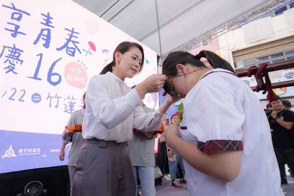 ▲新竹市長高虹安為青少年學子「脫絭」。（圖／新竹市政府提供）