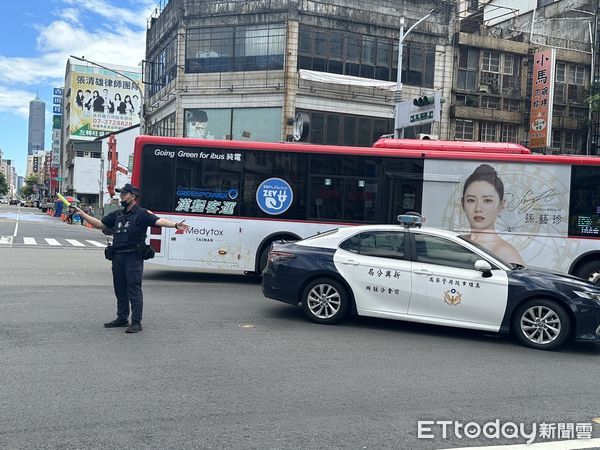 ▲一輛公車撞到通過路口的80歲婦人             。（圖／記者吳奕靖翻攝）