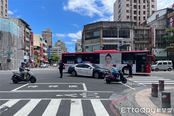 ▲一輛公車撞到通過路口的80歲婦人             。（圖／記者吳奕靖翻攝）