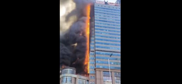 ▲天津一棟商業大樓突發惡火。（圖／翻攝微博）