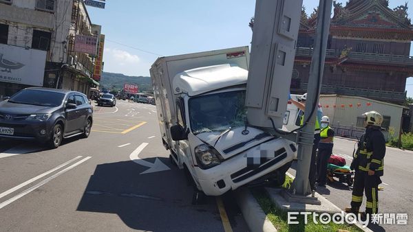 ▲▼小貨車司機打瞌睡撞分隔島路燈，警消協助他脫困送醫             。（圖／記者陳以昇翻攝）